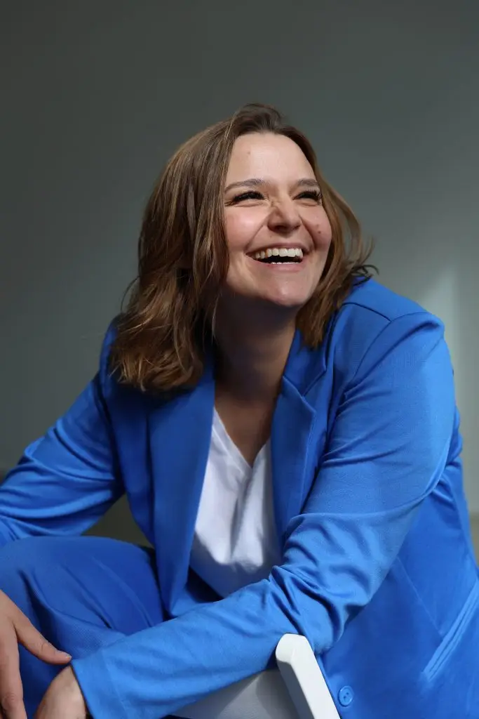 Nora Remstedt Präventionsmanagerin lächelt, trägt einen blauen Blazer