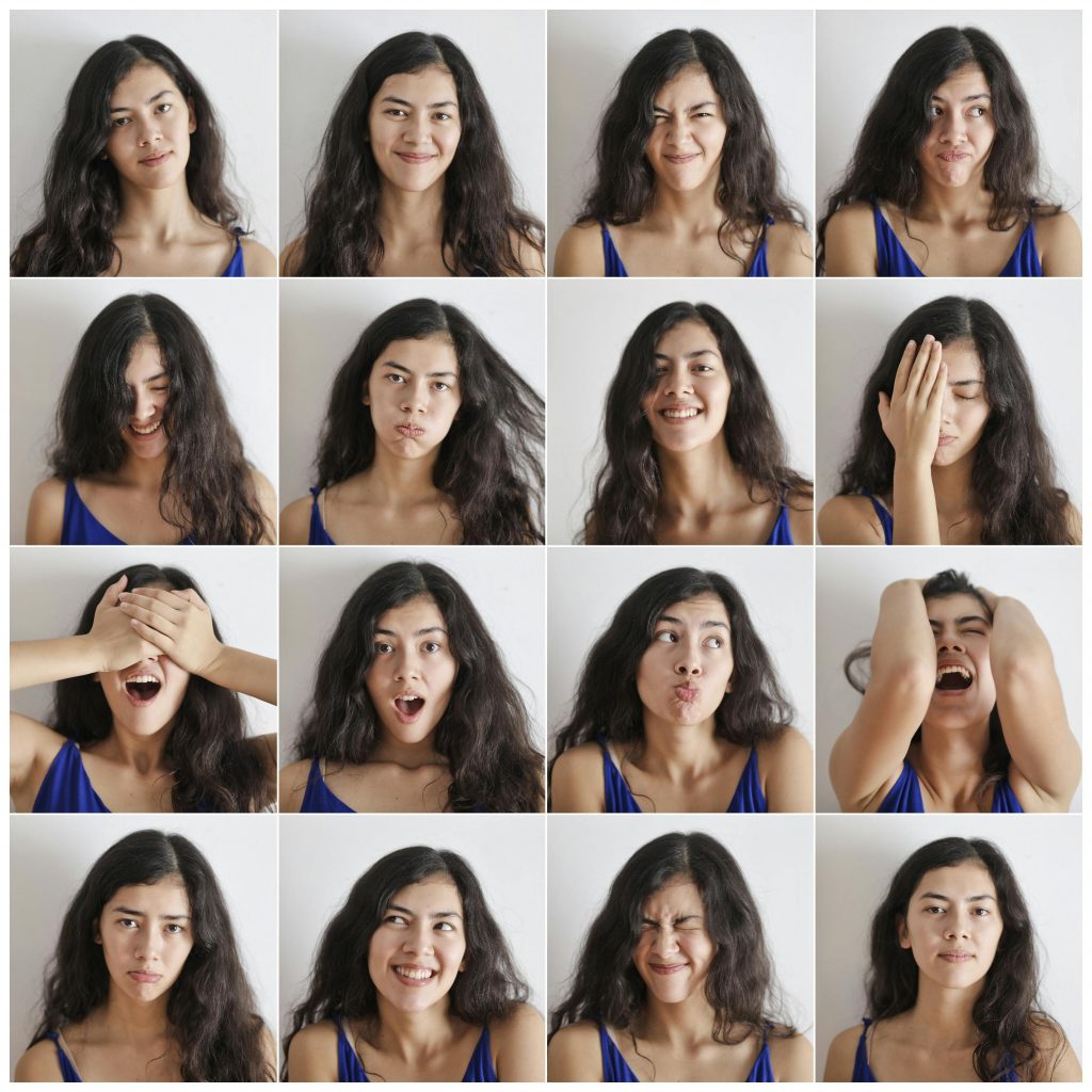 16 Bilder von der gelichen Frau mit verscheidenen Emotionenen, wütend, traurig, glücklich, erschöpft, verzweifelt so wird emotionsregulation dagestellt.